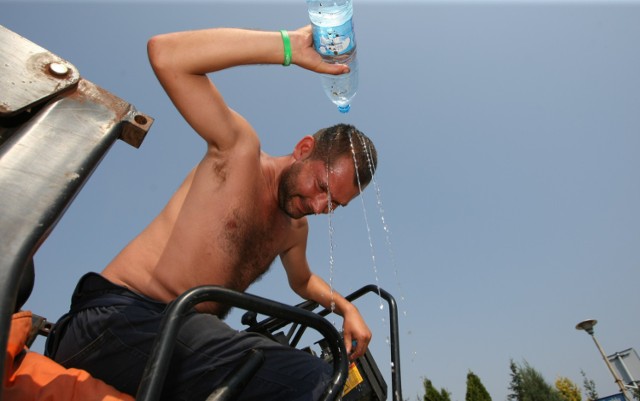 Podczas upałów pracodawca zobowiązany jest zapewnić pracownikowi darmową wodę
