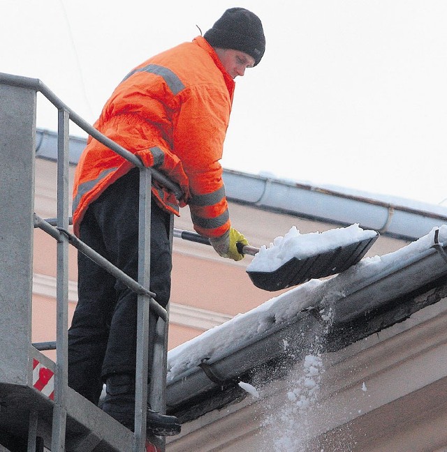 Śnieg i sople były usuwane w centrum Piotrkowa