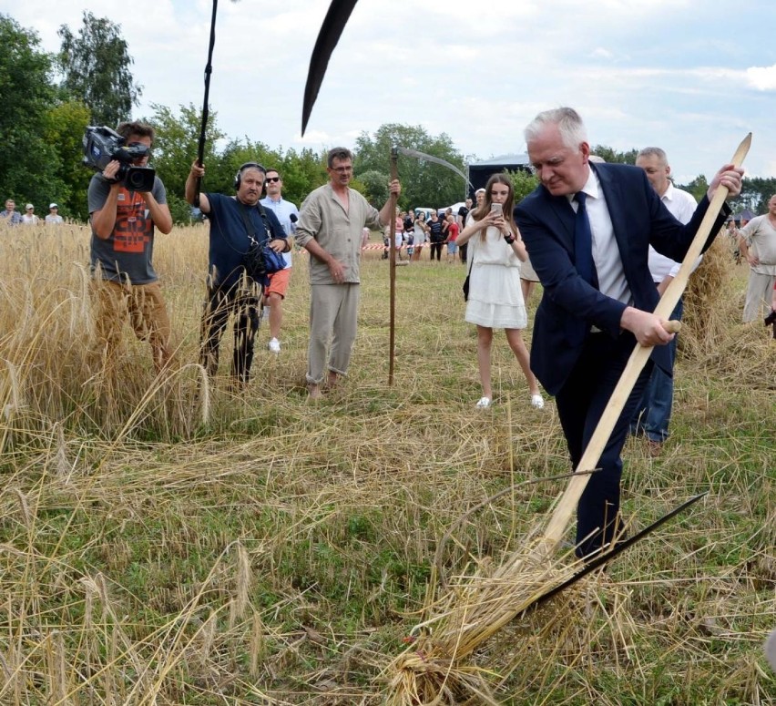 Wicepremier Jarosław Gowin z kosą w ręku wziął udział w...