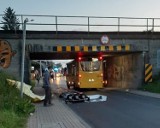 Tychy: Autobus linii 131 zaklinował się pod wiaduktem [ZDJĘCIA]