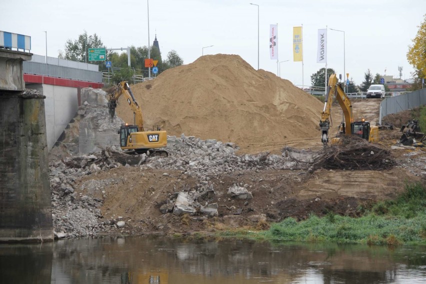 W Międzychodzie trwa rozbiórka starego mostu przez rzekę...