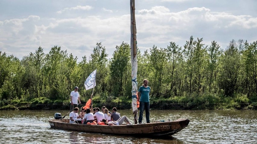 Dar Mazowsza. Największa drewniana łódź na Wiśle. Wygląda...