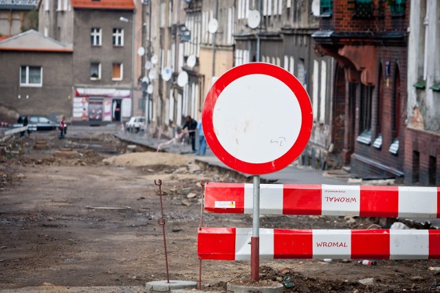 W trakcie remontu ul. Pługa okazało się, że droga nie ma twardej podbudowy tylko torf