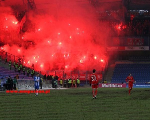 sektor kibiców gości, stadion w Poznaniu, race, racowisko