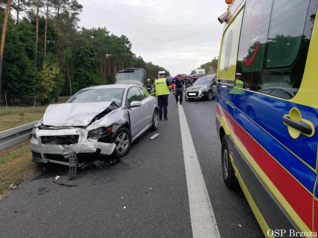 We wtorek o godz. 16.49 na drodze krajowej nr 5 w Stryszku, przed węzłem Bydgoszcz-Południe doszło do wypadku dwóch samochodów osobowych. Jedna osoba została zabrana do szpitala.
-&nbsp;Po dojeździe na miejsce zdarzenia zastaliśmy dwa rozbite pojazdy, jeden na pasie awaryjnym a drugi na prawym pasie - podają strażacy z OSP w Brzozie, których zastęp był na miejscu wypadku. - W samochodach podróżowali tylko kierowcy. Jeden z kierowców trafił do szpitala.
-&nbsp;Mężczyzna został zabrany do szpitala - informację potwierdza Przemysław Słomski z biura prasowego KWP w Bydgoszczy.

Po zdarzeniu i w trakcie działań ruch w kierunku Inowrocławia odbywał się jednym, lewym pasem jezdni.

Na miejscu zdarzenia pracowały zastępy: SLRt OSP Brzoza, SRd Szkoła Podoficerska Państwowej Straży Pożarnej w Bydgoszczy, dwa ZRM oraz trzy patrole policji.

Mundurowi mają dość. Protest służb mundurowych
