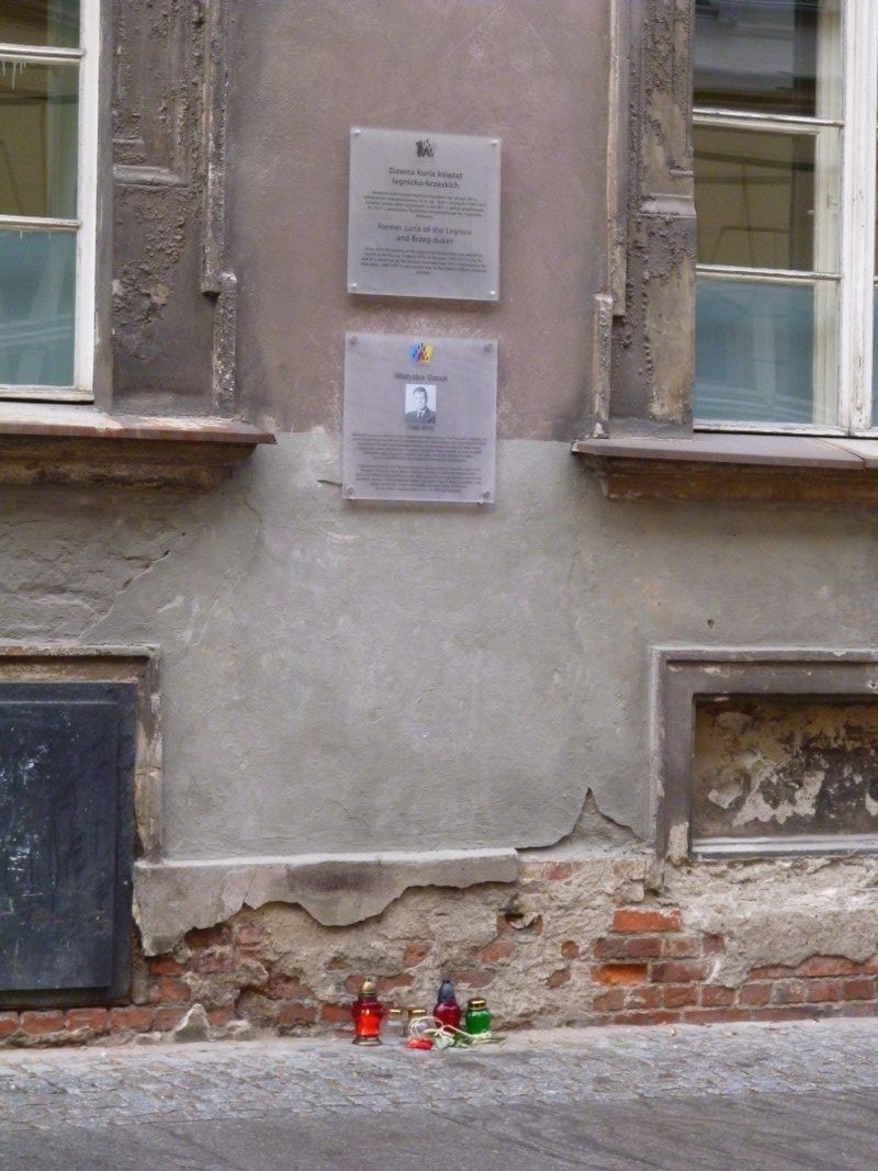 Wrocławianie stawiali znicze także pod pomnikami i tablicami [ZDJĘCIA]