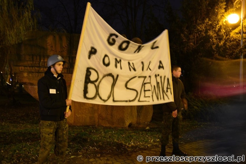 Protest przeciwko pomnikowi „Bohaterom wspólnych walk o wyzwolenie Puław"