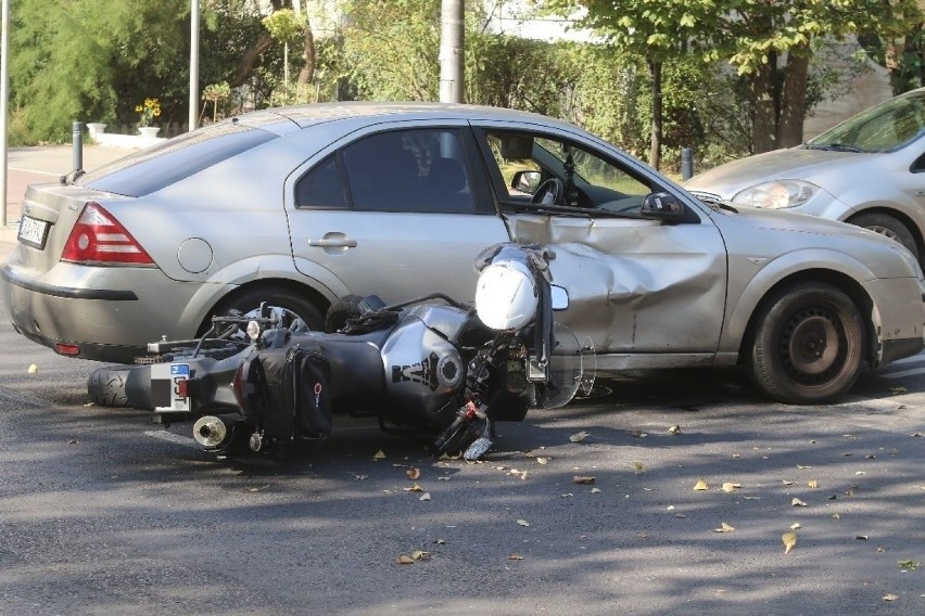 Wrocław. Uwaga, bardzo groźny wypadek motocyklisty na al. Wiśniowej (ZOBACZ ZDJĘCIA)