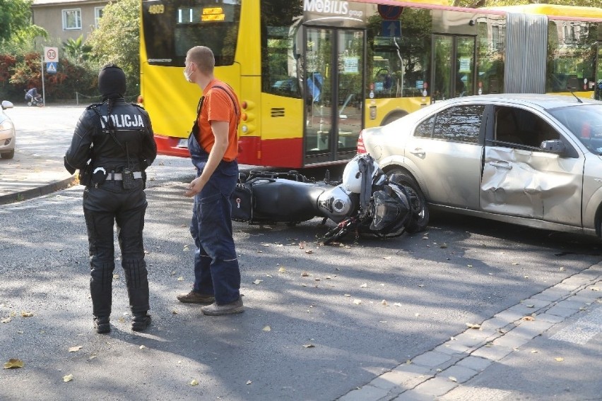 Wrocław. Uwaga, bardzo groźny wypadek motocyklisty na al. Wiśniowej (ZOBACZ ZDJĘCIA)