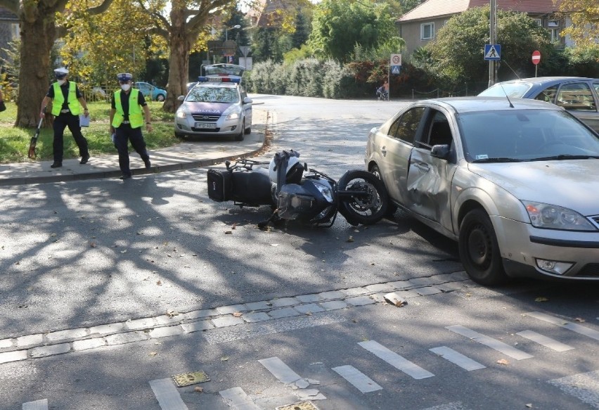 Wrocław. Uwaga, bardzo groźny wypadek motocyklisty na al. Wiśniowej (ZOBACZ ZDJĘCIA)