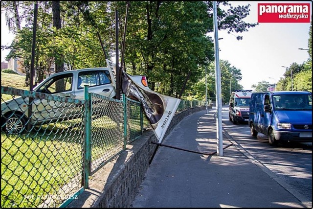 Wrzesień 2016 r. Kierowca osobowego Renault zaparkował pojazd przy kościele zbyt blisko skarpy. Samochód zjechał, staranował bilbord z wizerunkiem Jezusa i zatrzymał się na parkanie przy ul. Wrocławskiej w Wałbrzychu