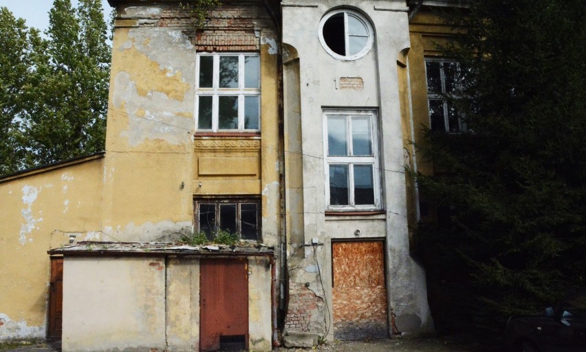 Poszpitalne budynki przy al. Jana Pawła II w Radomsku czekają na nowego właściciela