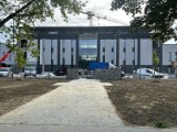 Tak wygląda nowa trybuna główna stadionu piłkarsko-lekkoatletycznym w Mościcach. Obiekt powstaje na igrzyska europejskie. Mamy zdjęcia!