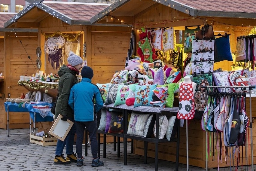 Magicznie wygląda raciborski rynek, gdzie rozpoczął się świąteczny jarmark. Byliście już? 