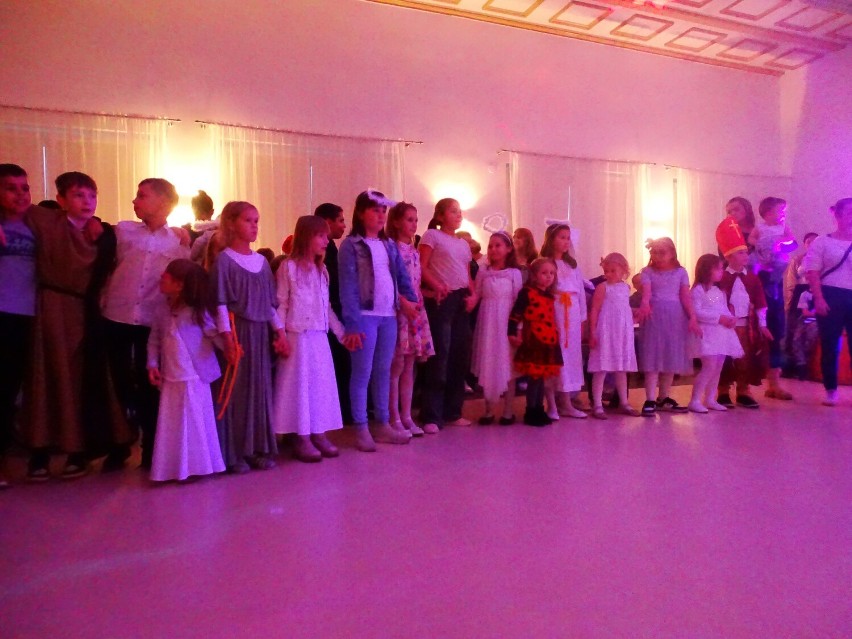 Bal Świętych w Skokach. Parafia zaprosiła dzieci do przebrania się w kostium świętych i pogodnych postaci