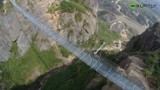 Najdłuższy szklany most wiszący na świecie powstał w Chinach (wideo)