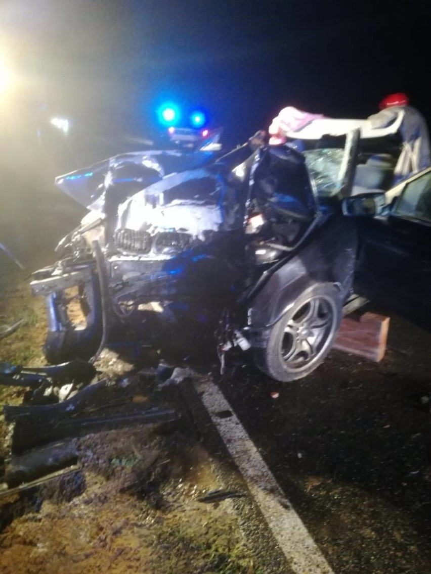 Śmiertelny wypadek na drodze Sieraków - Wronki: Samochód uderzył w drzewo [ZDJĘCIA]