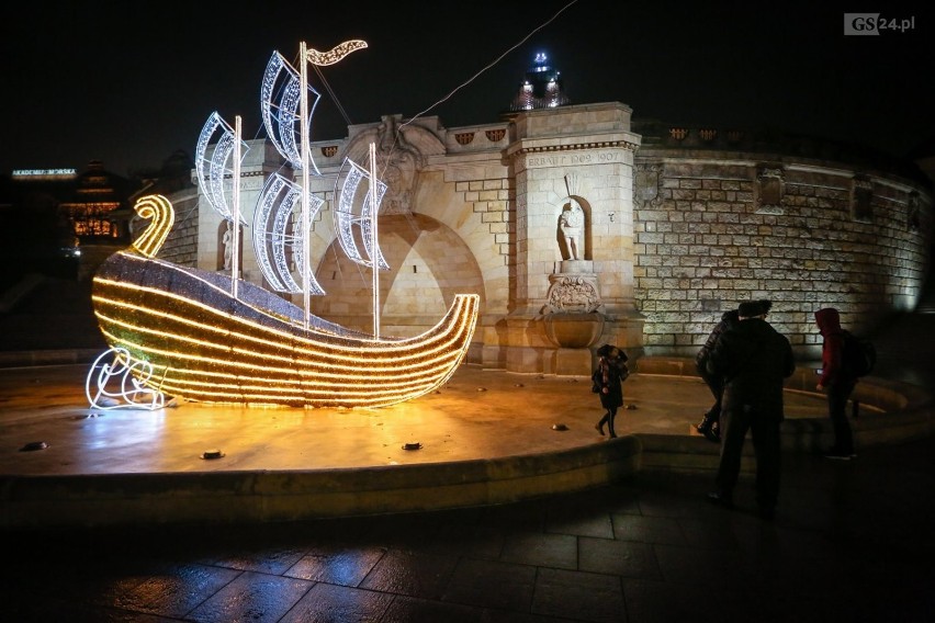 Piękna świecąca łódź zacumowała w Szczecinie na święta [zdjęcia, wideo]