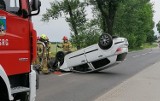 Wypadek w Lubomi. Auto uderzyło w drzewo i dachowało. Kobieta zasnęła za kierownicą, ranna trafiła do szpitala