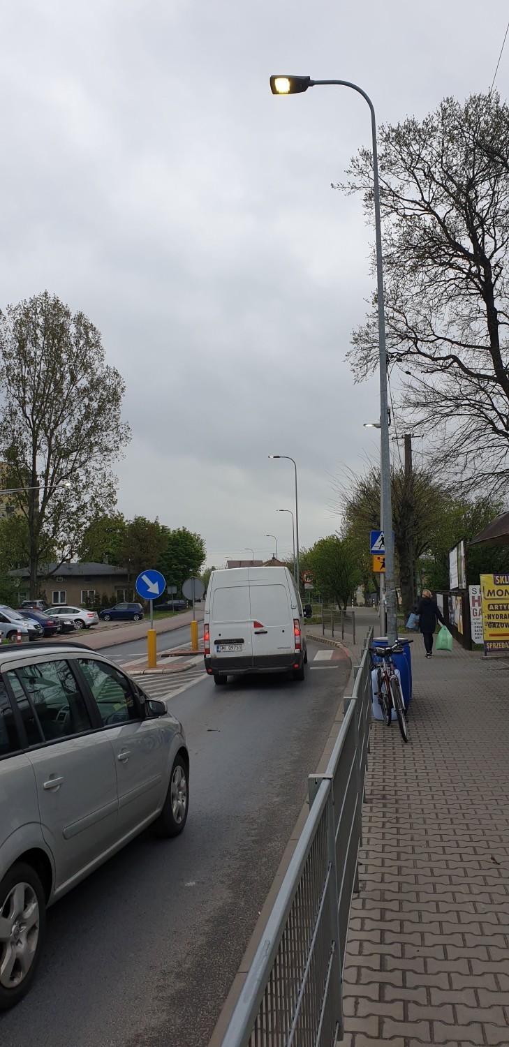 Bełchatów. Oświetlali ulicę Wojska Polskiego w... południe [ZDJĘCIA]