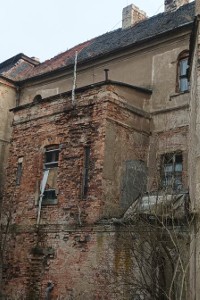 Pałac w Łomnicy opustoszał 3 lata temu. Ostatnia rodzina musiała się stąd wyprowadzić