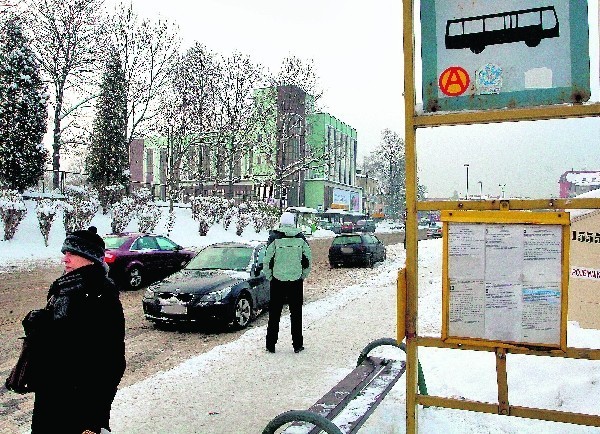 Zatoka autobusowa przy Centrum Handlowym Europa często stanowi dodatkowy parking dla samochodów. Osoby kupujące w centrum chyba nie wiedzą, że ich auta blokują jezdnię