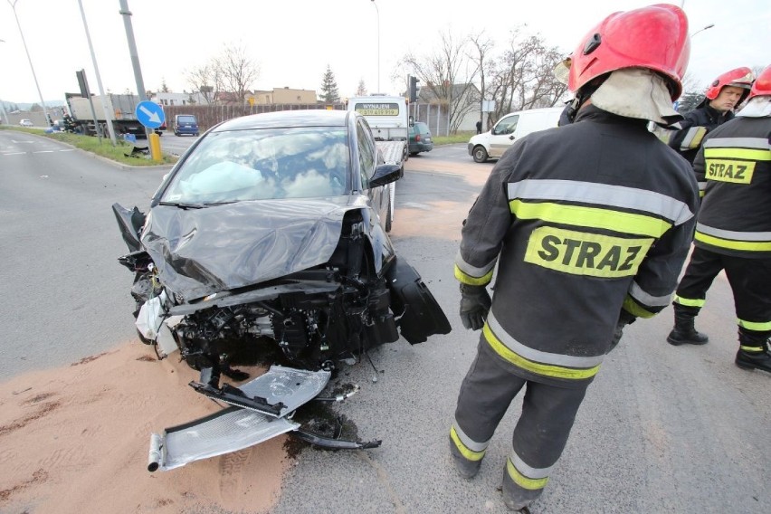 Wypadek na Krakowskiej w Kielcach. Zderzyły się auto osobowe i ciężarówka 