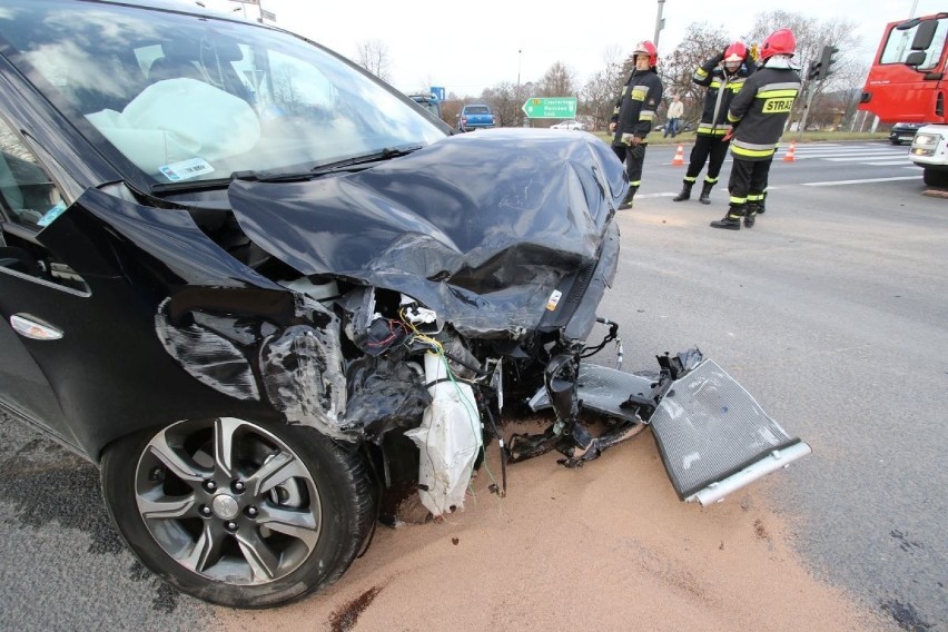 Wypadek na Krakowskiej w Kielcach. Zderzyły się auto osobowe i ciężarówka 