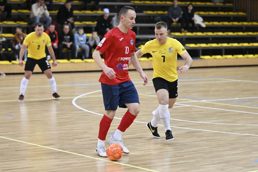 Futsal Świecie (żółte koszulki) pokonał LZS Dragon Bojano i...