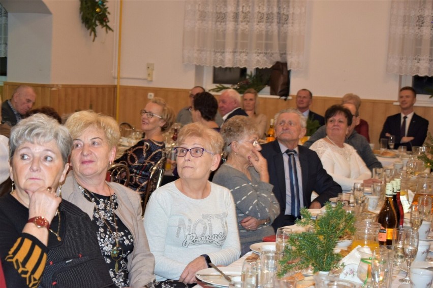 W sali wiejskiej w Chrośnicy spotkało się około 80 seniorów...