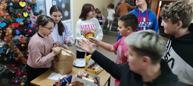 W styczniu w Brudnowie  w ramach akcji "Przedsiębiorcza klasa" pieniądze zdobywała klasa siódma.