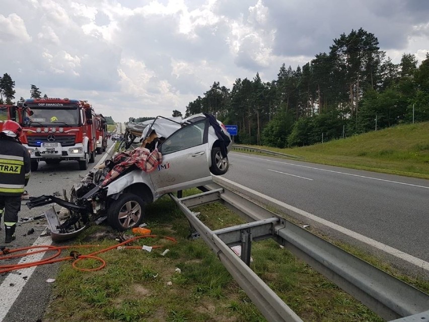 Śmiertelny wypadek na A1. Nie żyje 1 osoba. Samochód osobowy zderzył się z ciężarówką. Autostrada A1 została odblokowana