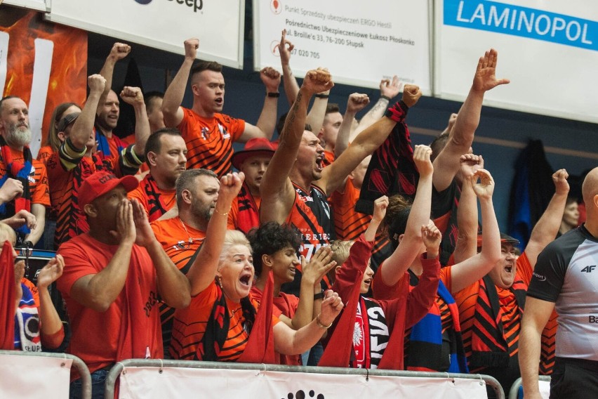 Kibice Czarnych Słupsk podczas pierwszego meczu play-off.