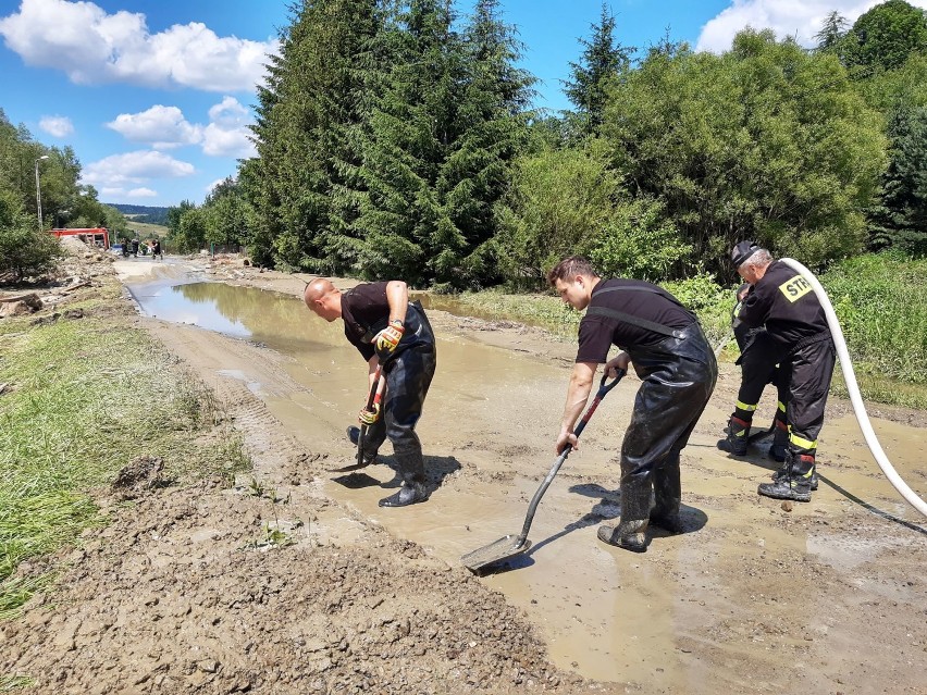 Sprzątanie po powodzi w gminie Bircza. Zdjęcia strażaków z OSP Stubno [GALERIA]