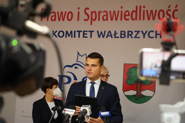 PiS odbudowuje struktury w Wałbrzychu i zachęca mieszkańców do wstąpienia w struktury prawicy. W spotkaniu uczestniczyli Grzegorz Macko, pełnomocnik PiS w okręgu wałbrzyskim, radne miejskie Wałbrzycha Renata Wierzbicka i Beata Mucha.