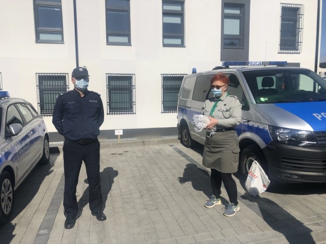 300 maseczek wielokrotnego użytku przekazali sandomierscy harcerze Komendzie Powiatowej Policji. Przekazuje Jolanta Ziarko komendant ZHP w Sandomierzu.