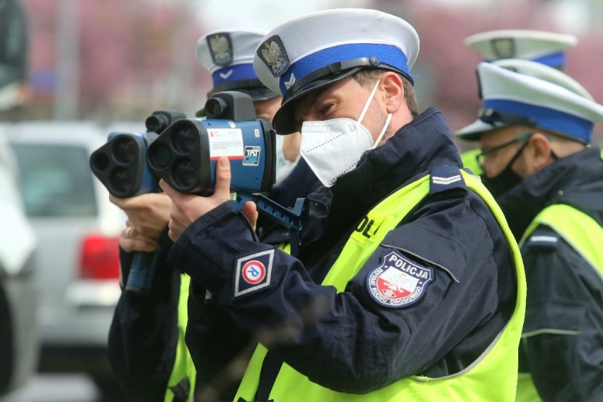 Dziki tłum policjantów na Partynicach we Wrocławiu. Z suszarkami! Co się tam stało? 