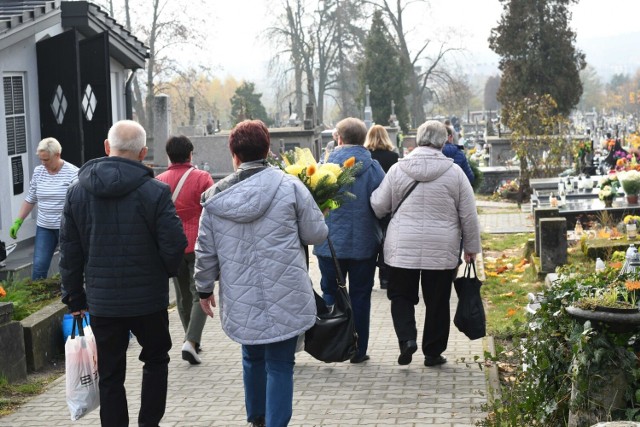 W niedzielę, 30 października wiele osób wybrało się na cmentarze przy ulicy Ściegiennego w Kielcach