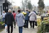 Spory ruch na Nowym i Starym cmentarzu w Kielcach przed dniem Wszystkich Świętych. Zobaczcie, co się działo w niedzielę 30 października