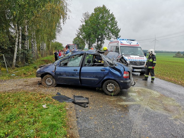 Samochód został mocno uszkodzony. Kierowca nie odniósł na szczęście żadnych obrażeń