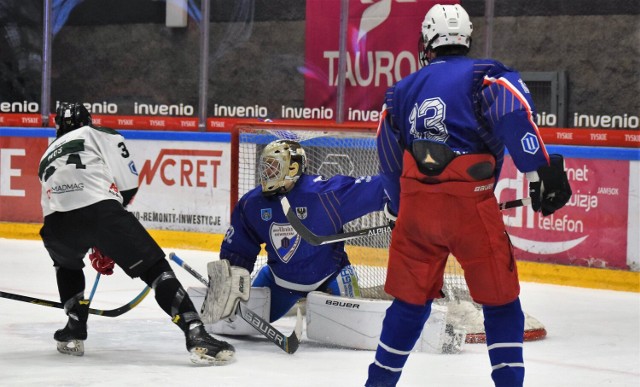 UKH Unia Oświęcim przegrała na otwarcie hokejowych mistrzostw Polski juniorów z KS Katowice Naprzód Janów 2:3. Grupa F, w której walczą oświęcimianie, rozgrywa swoje mecze w Nowym Targu.