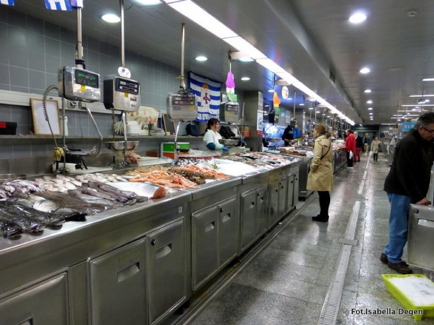 Wielka hala targowa z rybami. Galicja jest największym...