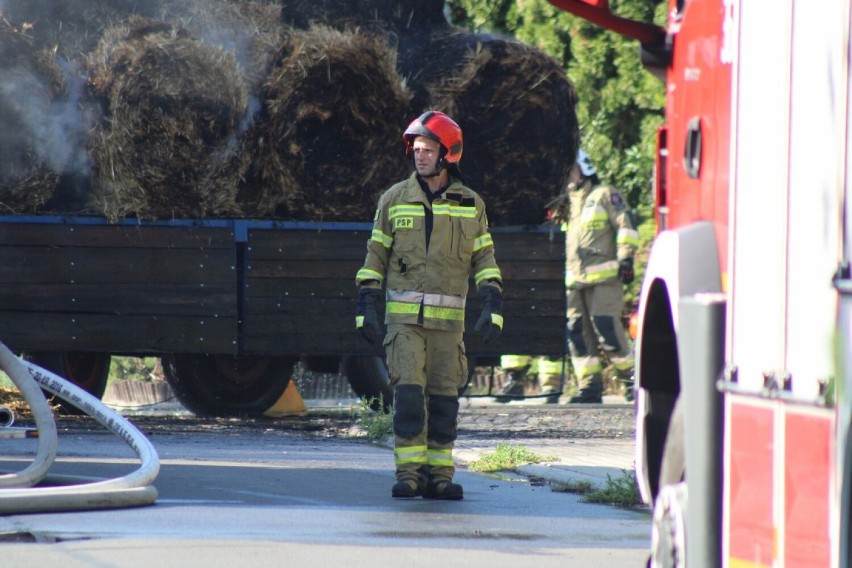 Pożar naczepy ze słomą w Koninie. Interweniowali strażacy 