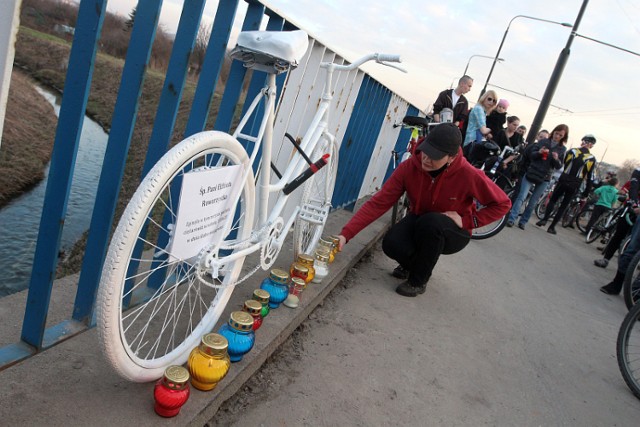 Cykliści o godz. 18 spotkali się na placu Litewskim. Stamtąd ...