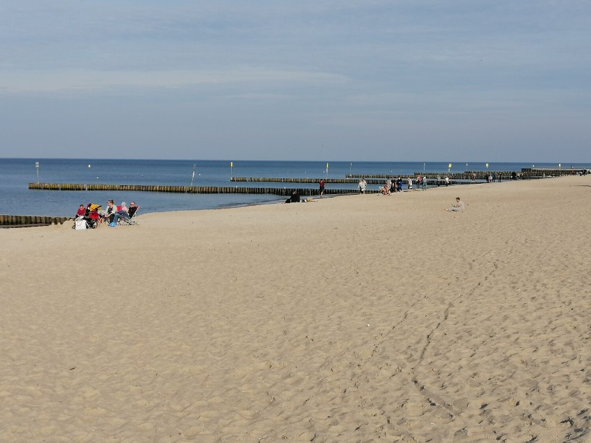 Kołobrzeskie lato jesienią. Tłumy na plaży niedaleko Ekoparku Wschodniego [ZDJĘCIA]