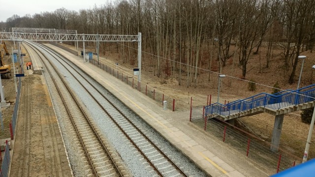 Kolej aglomeracyjna po wybudowaniu tunelu umożliwi szybsze przemieszczanie się po mieście. Ale np. stacja Radogoszcz Zachód jest zbyt oddalona od krańcówki autobusowej, na przeniesienie której miasto nie ma na razie pieniędzy.