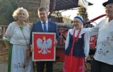Koło Gospodyń Wiejskich w Radojewicach ufundowało godło Polski dla urzędu w Dąbrowie Biskupiej. Zdjęcie