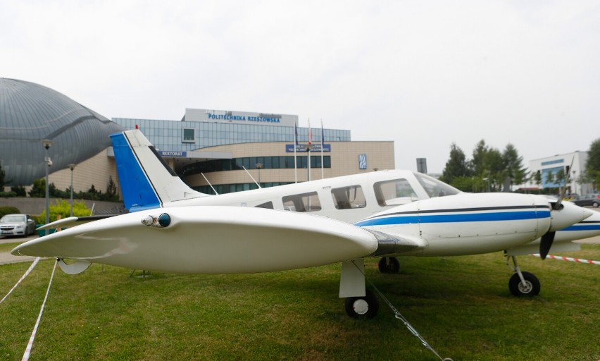 Przed budynkami Politechniki Rzeszowskiej stanął... samolot. A dokładniej PZL M-20 "Mewa". Zobaczcie zdjęcia