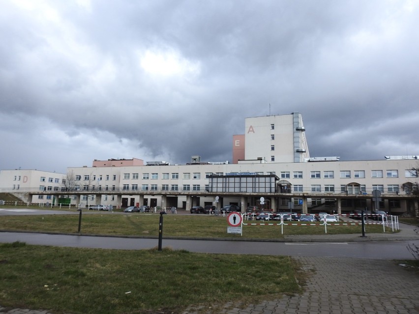 Koronawirus. Łomża. Pacjenci opuszczają szpital. Placówka będzie przekształcona w szpital zakaźny [zdjęcia, wideo]