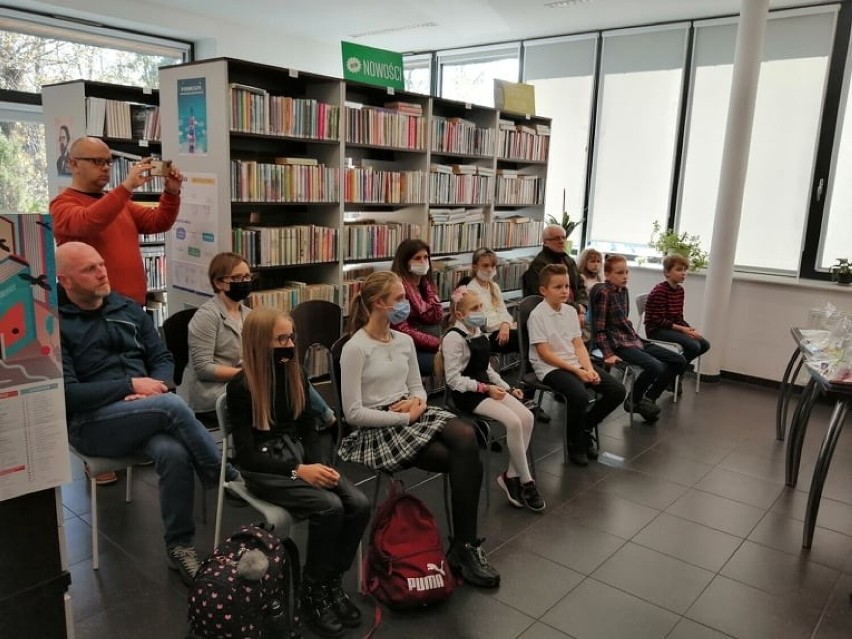 Laureaci konkursu plastycznego  "Wrażliwi na poezję" w bibliotece w Poraju ZDJĘCIA